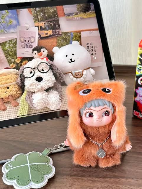 Wakuku V3 on a roll plush - open box